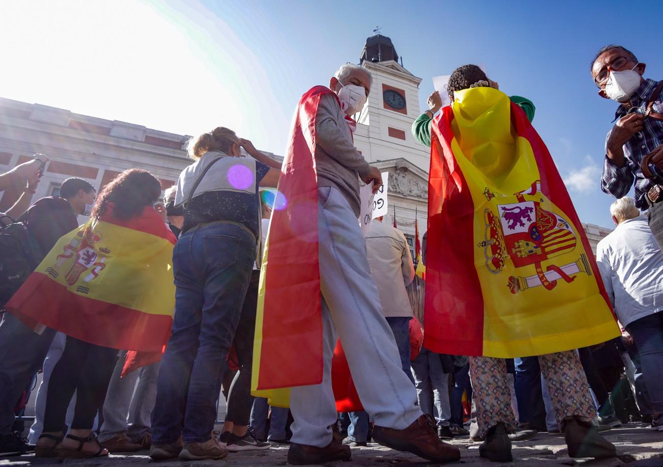 Banderas de España en una manifestación en la Puerta del Sol