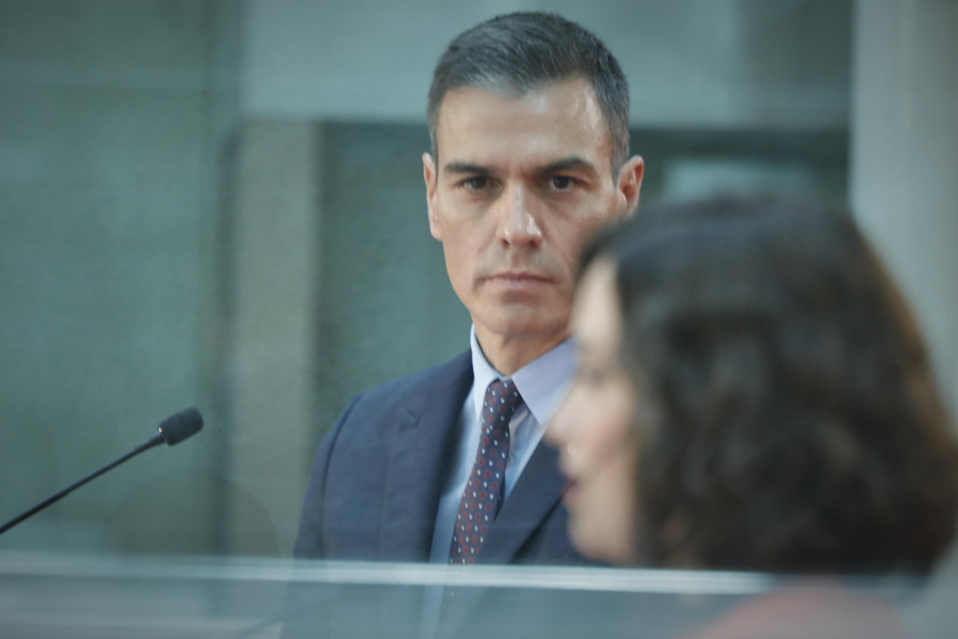 El presidente del Gobierno, Pedro Sánchez, observa a Isabel Díaz Ayuso. Fuente: Europa Press.