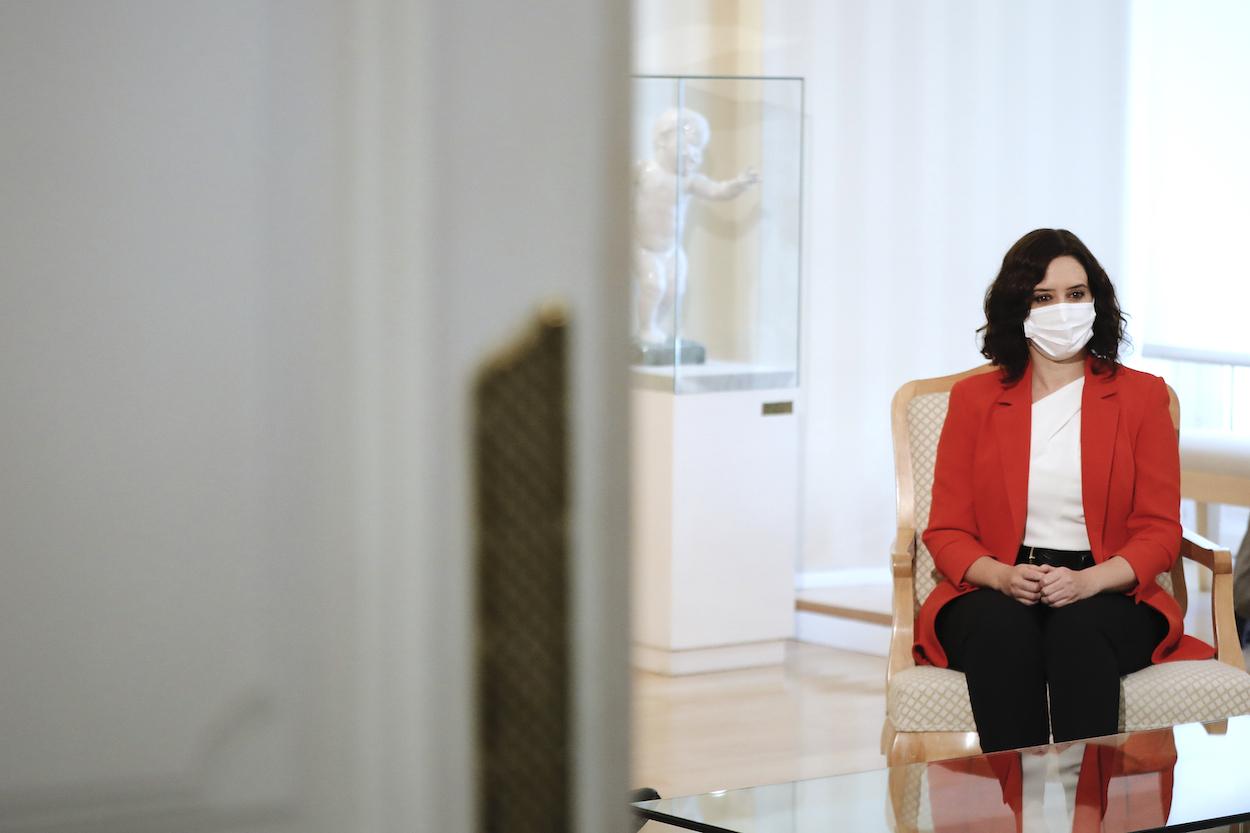 La presidenta de la Comunidad de Madrid, Isabel Díaz Ayuso, durante su reunión con el jefe del Ejecutivo, Pedro Sánchez, en la sede de la Presidencia regional, en Madrid (España)