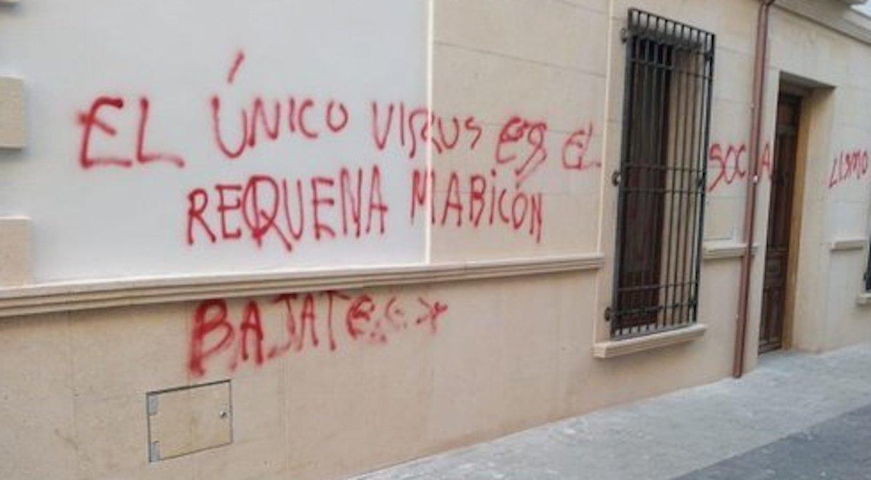 Pintadas contra el alcalde de Navas de San Juan.
