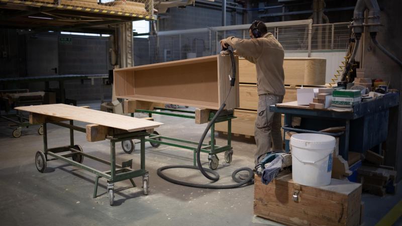 Un trabajador de la empresa Eurocoffin, la fábrica de ataúdes de Serveis Funeraris de Barcelona. EP