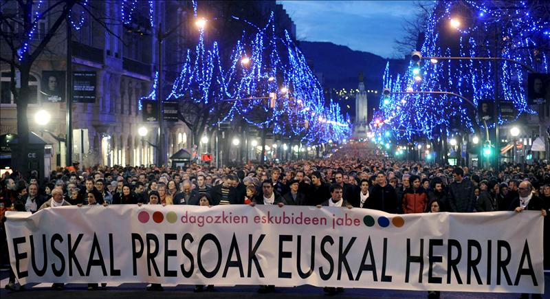 Miles de personas se manifiestan en Bilbao contra la dispersión de presos de ETA