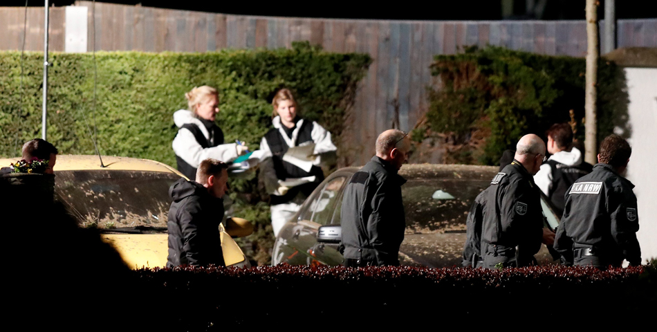 Un equipo de forenses examinan el lugar junto al autobús del Borussia Dortmund 