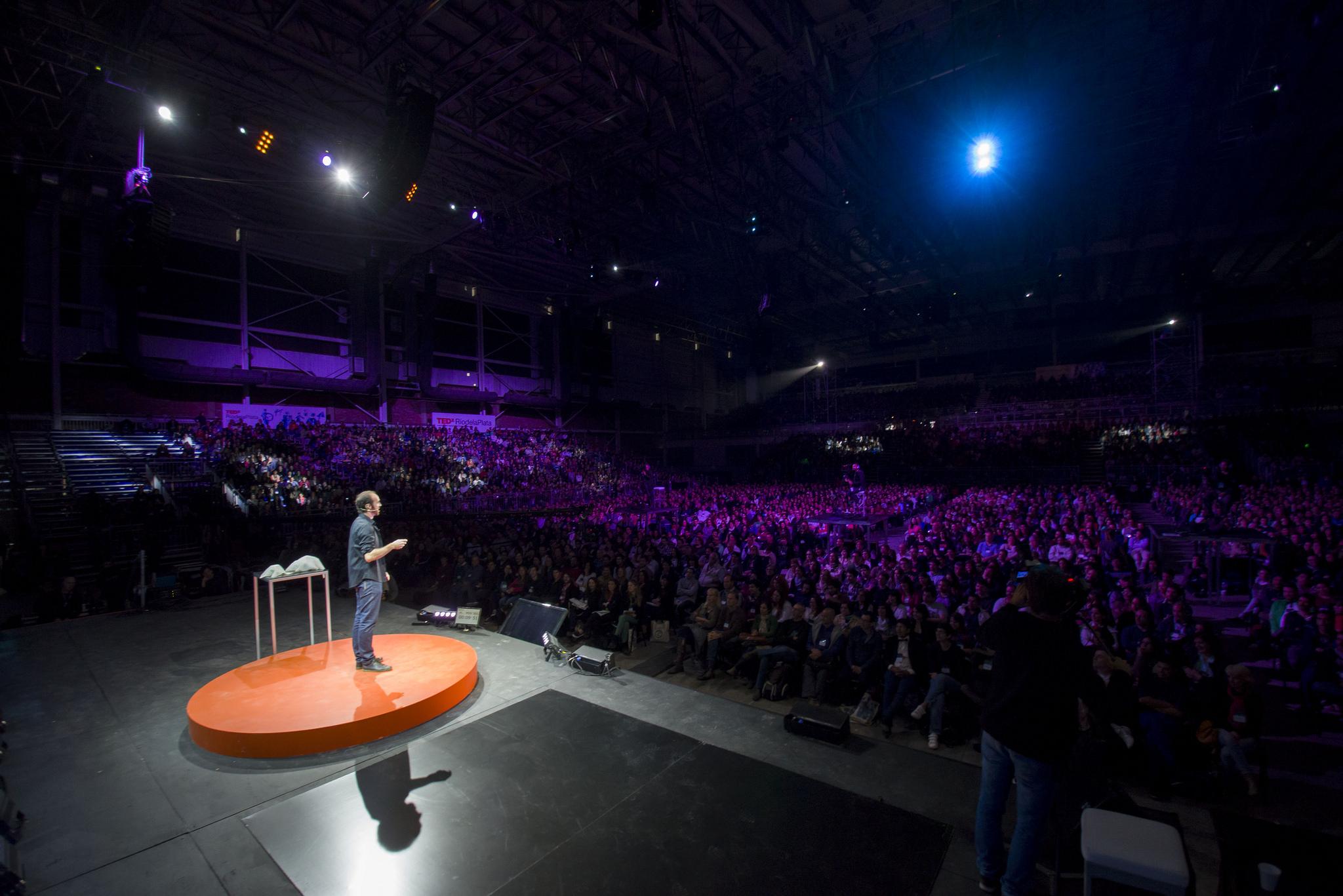 Eduardo durante una intervención en TED