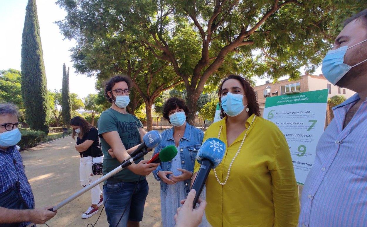 Pilar González, Ángela Aguilera y Antuán Vargas atienden a los medios, hoy en Sevilla
