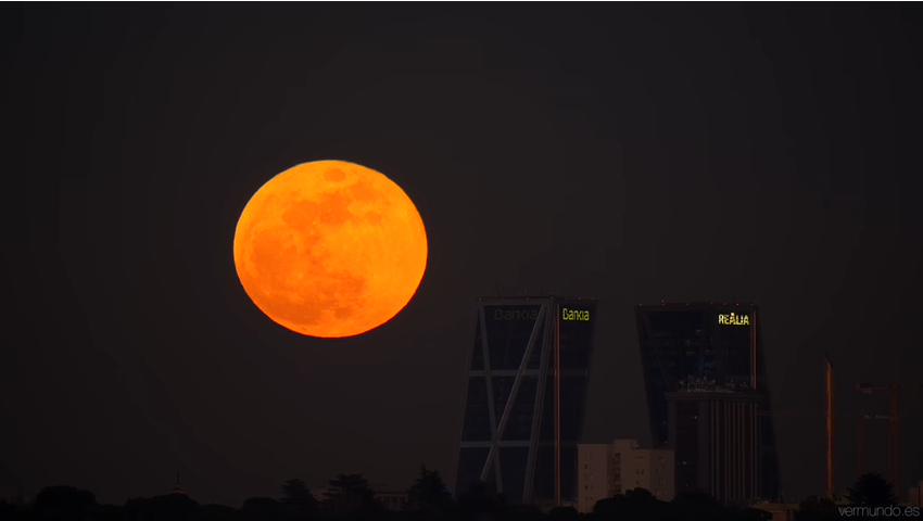 Espectacular luna en el cielo de Madrid