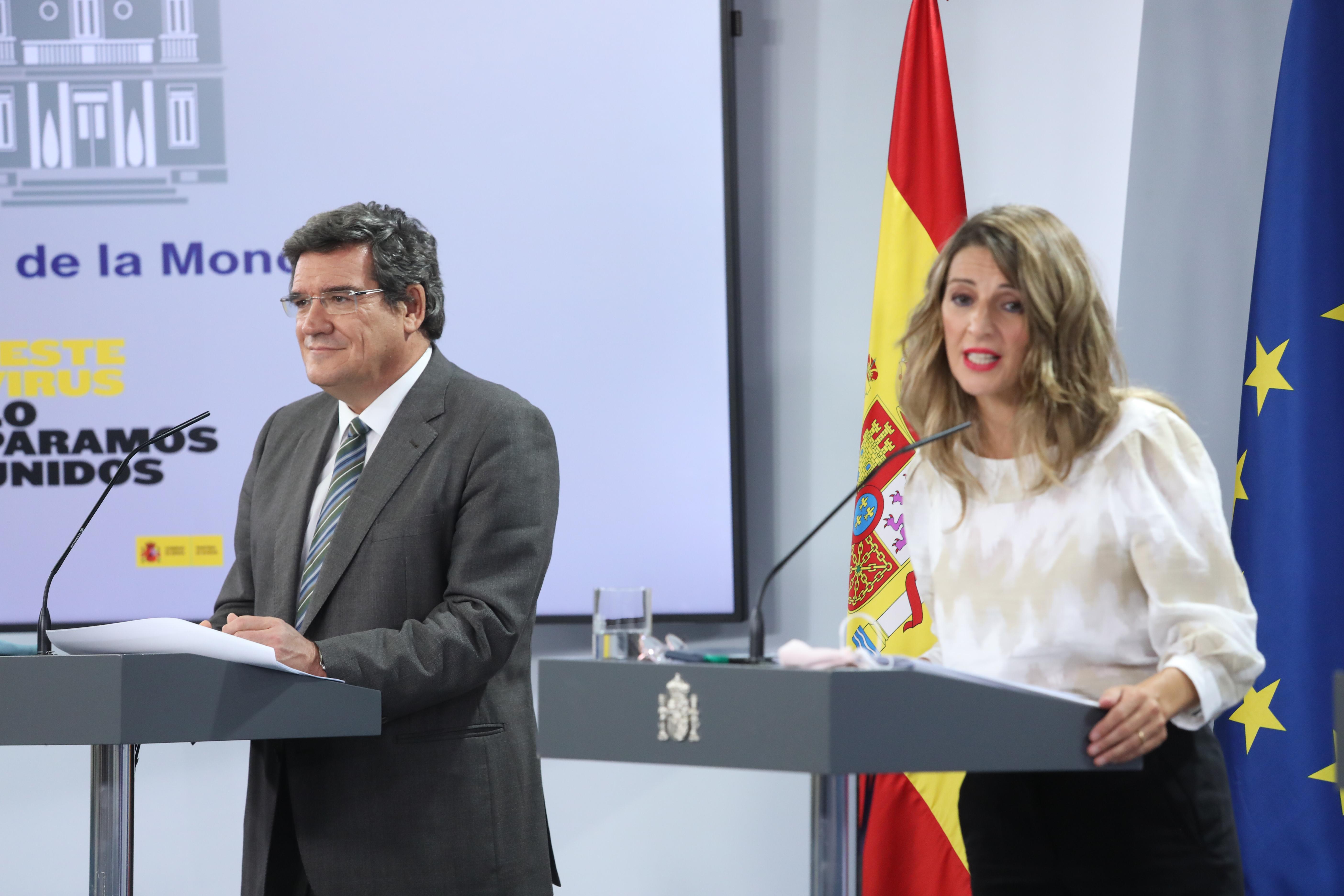 El ministro de Inclusión, Seguridad Social y Migraciones, José Luis Escrivá y la ministra de Trabajo y Economía Social, Yolanda Díaz en la rueda de prensa posterior al Consejo de Ministros. Europa Press