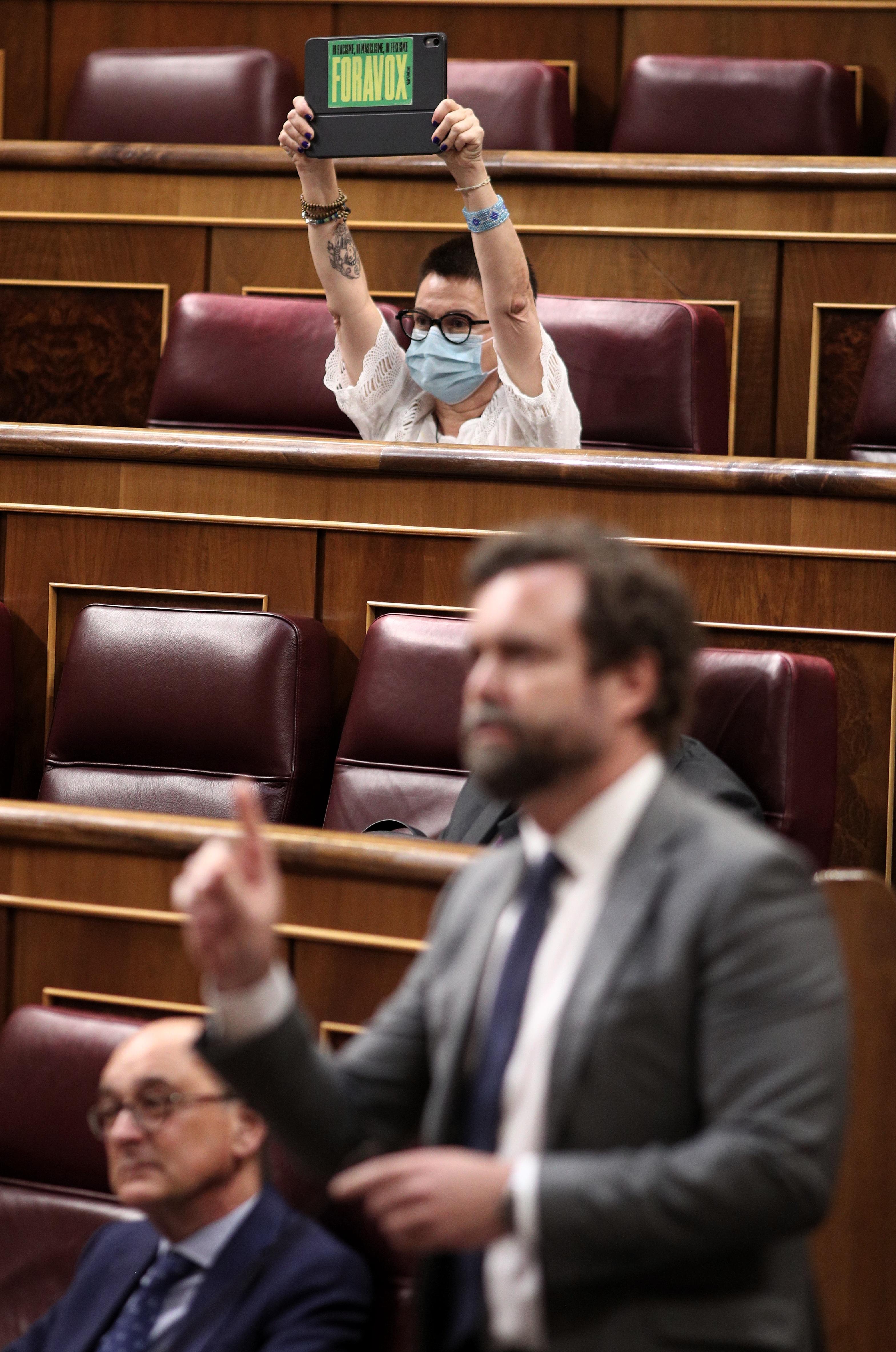 Maria Dantas (ERC) y su carte del "FORAVOX" el pasado 11 de junio en el Congreso de los Diputados. EP