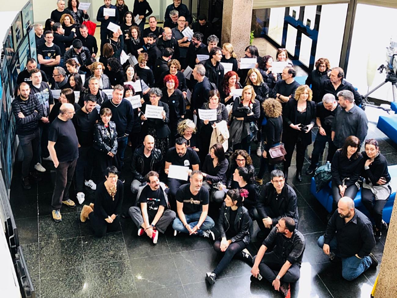 Una de las primeras protestas por los Viernes Negros contra la manipulación en la CRTVG (Foto: Twitter/@marianovoaro)