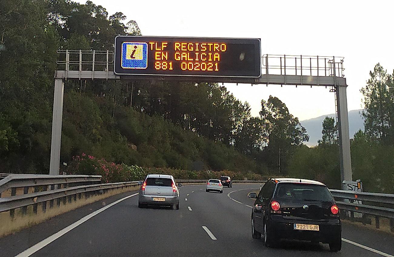 Cartel informativo en la autovía Ourense-Vigo este verano (Foto: T. LERES)