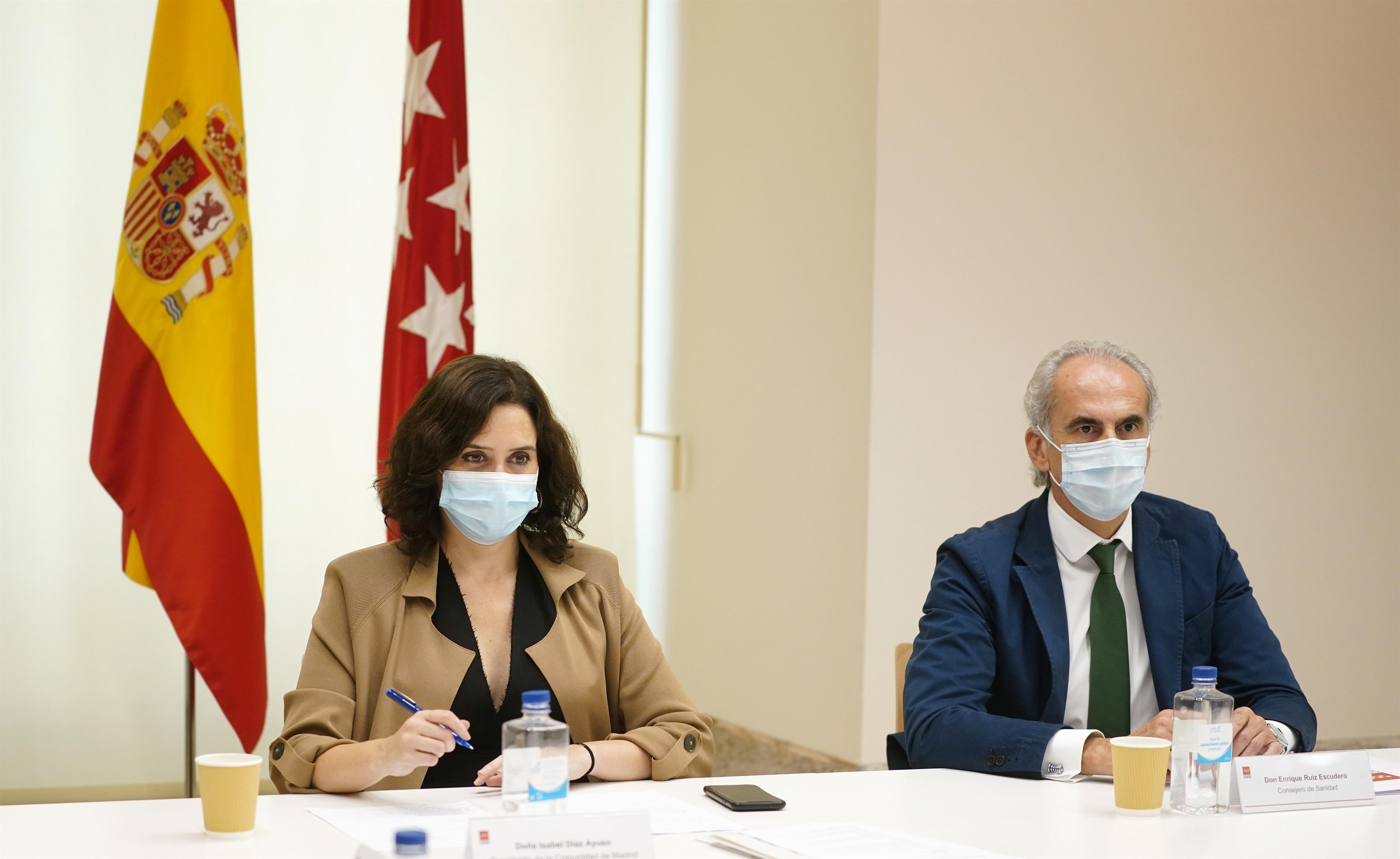 La presidenta de la Comunidad de Madrid, Isabel Díaz Ayuso, junto al consejero de Sanidad, Enrique Ruiz Escudero. EP