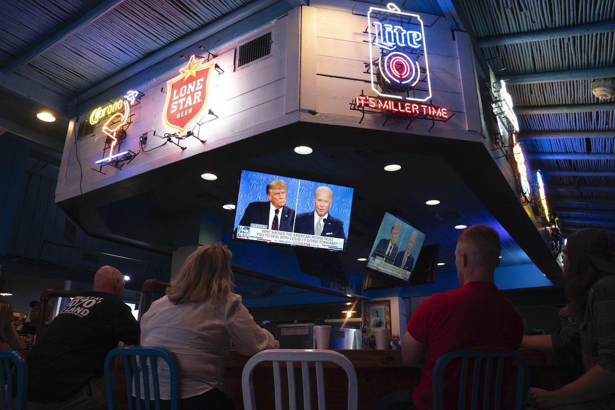 Imagen de un grupo de personas asistiendo al debate electoral entre el presidente de Estados Unidos, Donald Trump, y el candidato demócrata, Joe Biden.