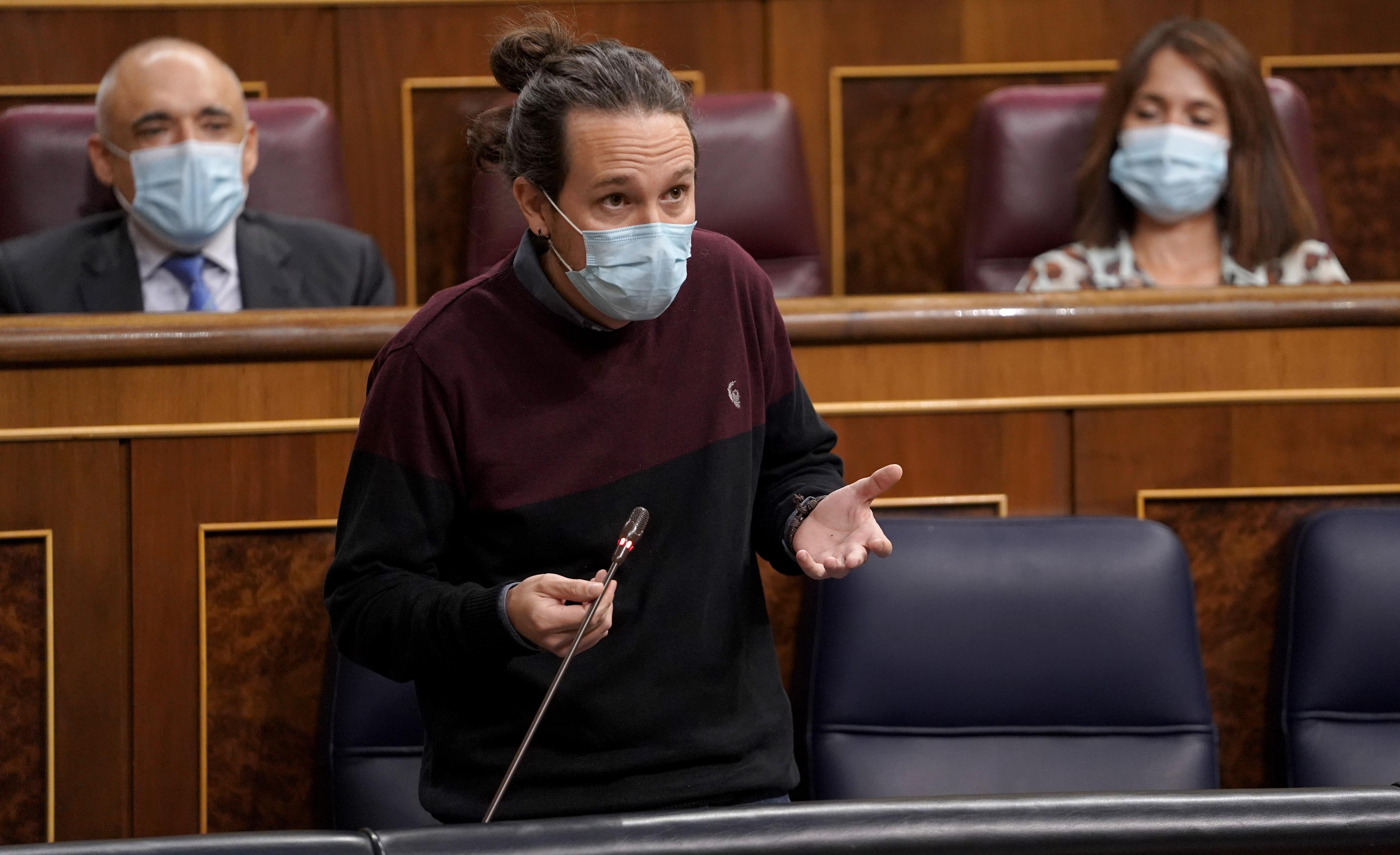 El vicepresidente segundo del Gobierno, Pablo Iglesias, interviene desde su escaño durante una sesión de control al Gobierno / EP