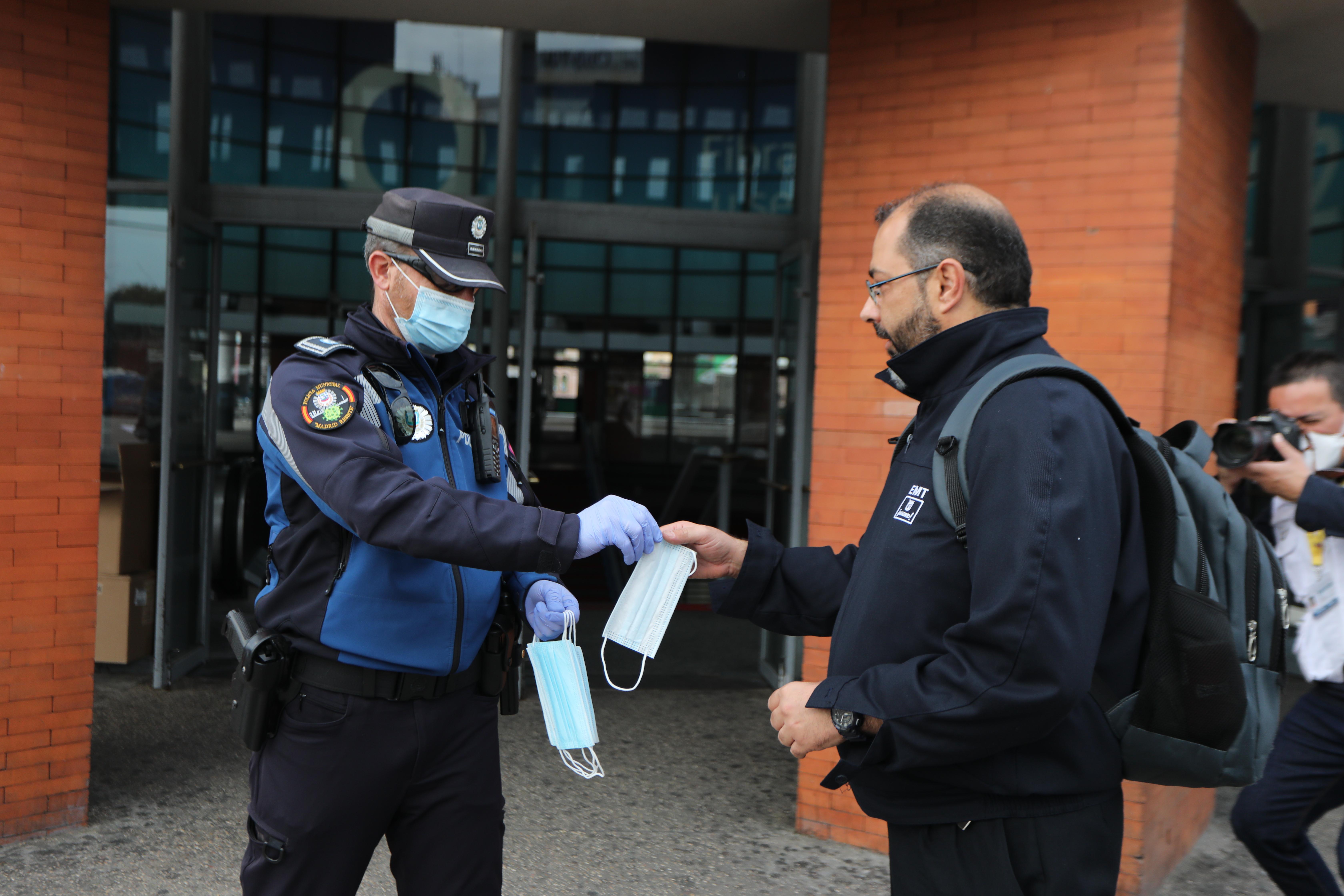 Las redes estallan ante la "broma" sobre violencia policial de los municipales madrileños - EP