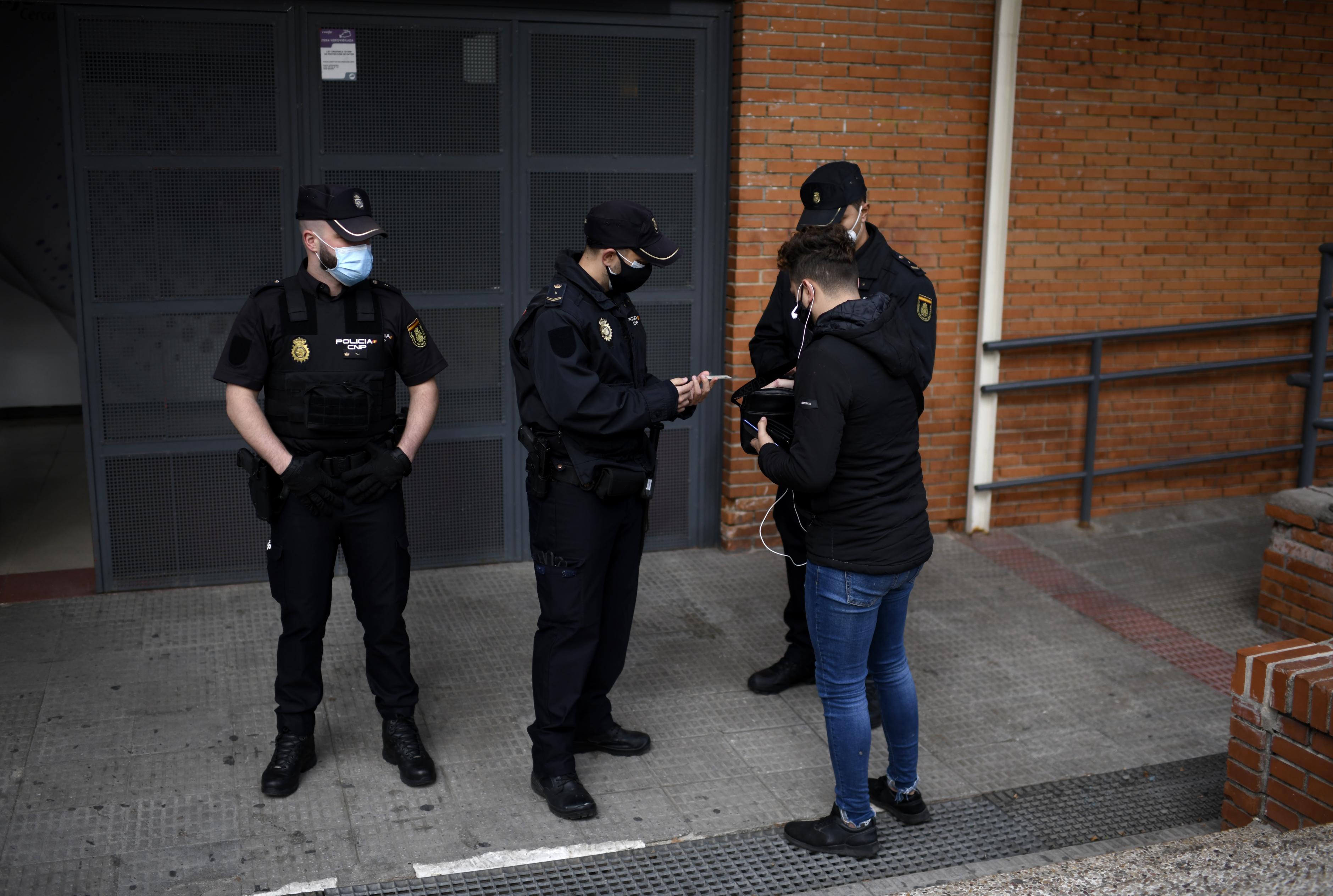 : Agentes de la Policía Nacional realizan un control de movilidad en la estación de tren cercanías de Orcasitas, en el distrito de Usera, en Madrid (España). EP. 