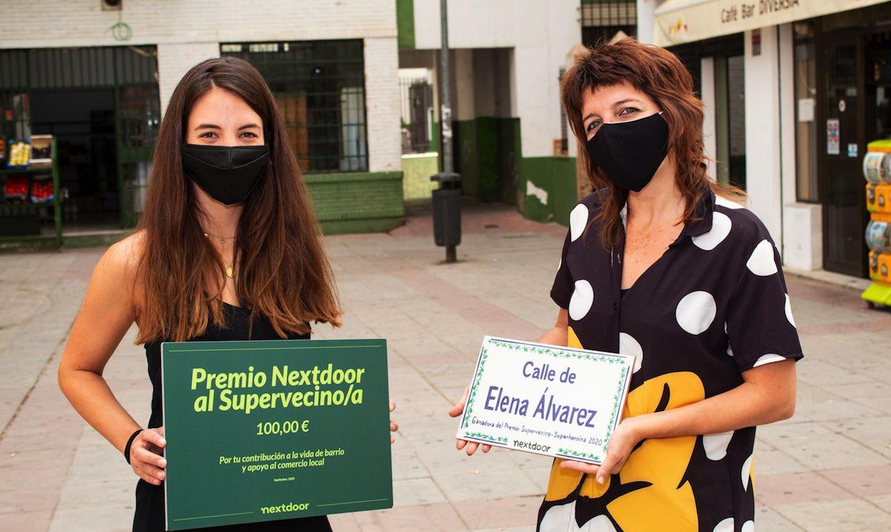 Elena Alvarez (derecha), con el título que acredita su premio Premio al SuperVecino/a.