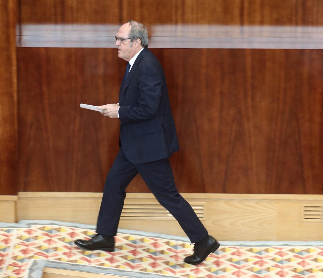 El portavoz del PSOE en la Asamblea de Madrid, Ángel Gabilondo, se dirige a intervenir durante la segunda jornada del Pleno del Debate del Estado de la Región en Madrid (España)