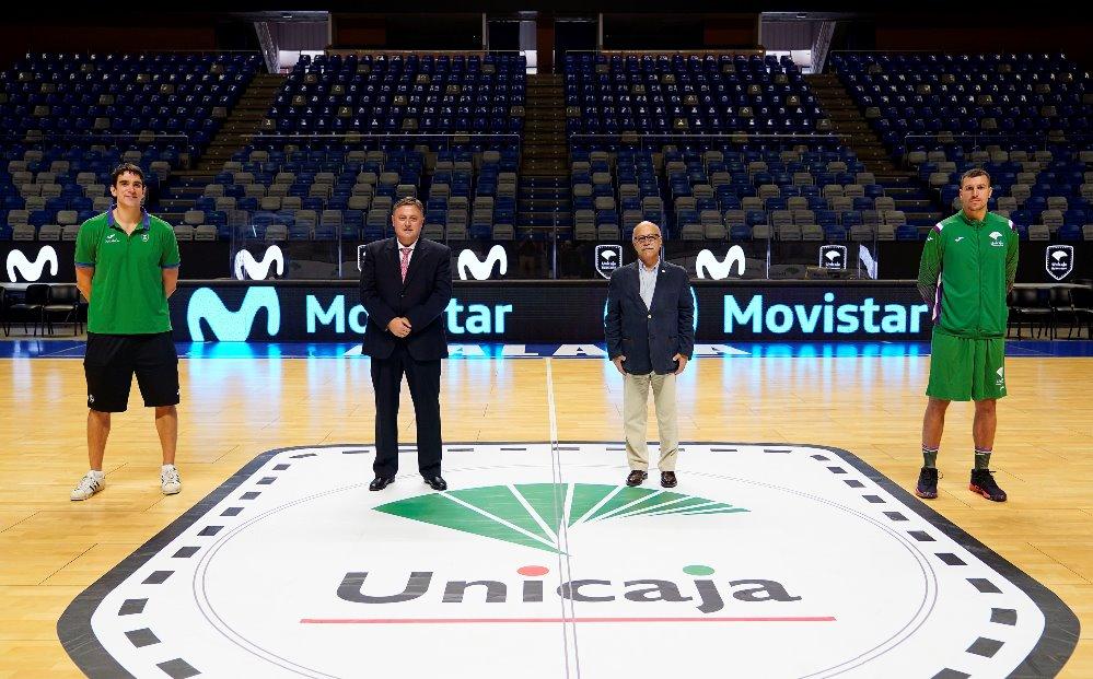 Carlos Suarez, jugador del Unicaja; Jerónimo Vilchez, director T. Sur de Telefónica; Eduardo García, presidente de Unicaja y Drangan Milosavljevic, jugador en la presentación