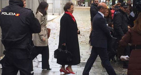 Rita Barberá con su abogado en su última comparecencia pública..., a la salida del Tribunal Supremo después de declarar