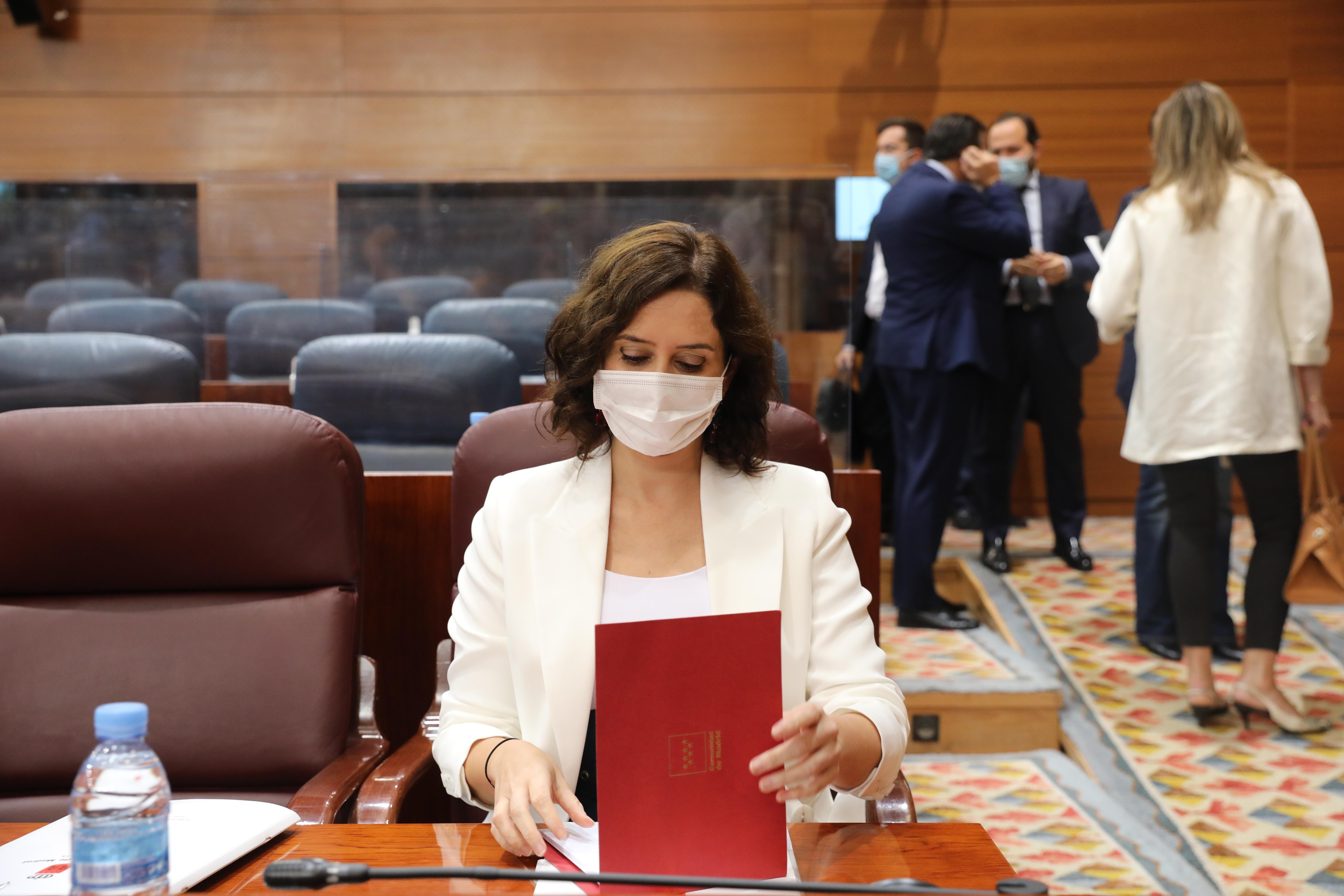 La presidenta de la Comunidad de Madrid, Isabel Díaz Ayuso, antes de que comience una sesión plenaria en la Asamblea de Madrid / EP