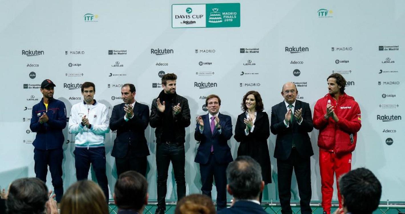 Gerard Piqué y Ayuso en la presentación de la Copa Davis. Europa Press