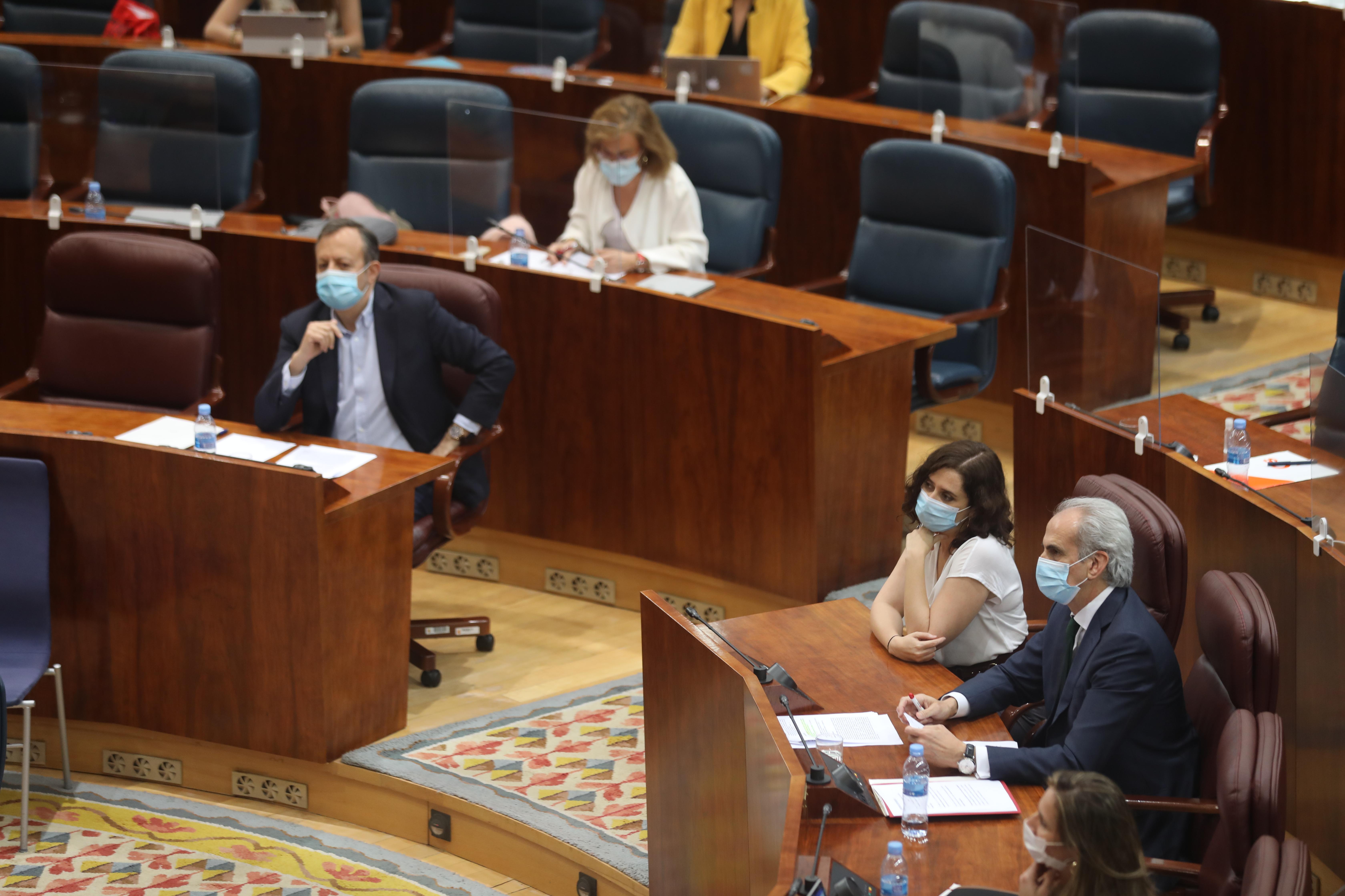 Alberto Reyero e Isabel Díaz Ayuso en un pleno de la Asamblea de Madrid. Fuente: Europa Press.