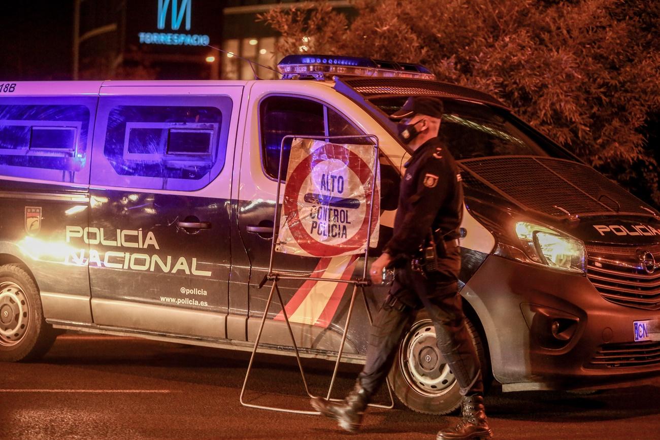 Control de policía nacional en las primeras horas de restricciones de movilidad en la Comunidad de Madrid