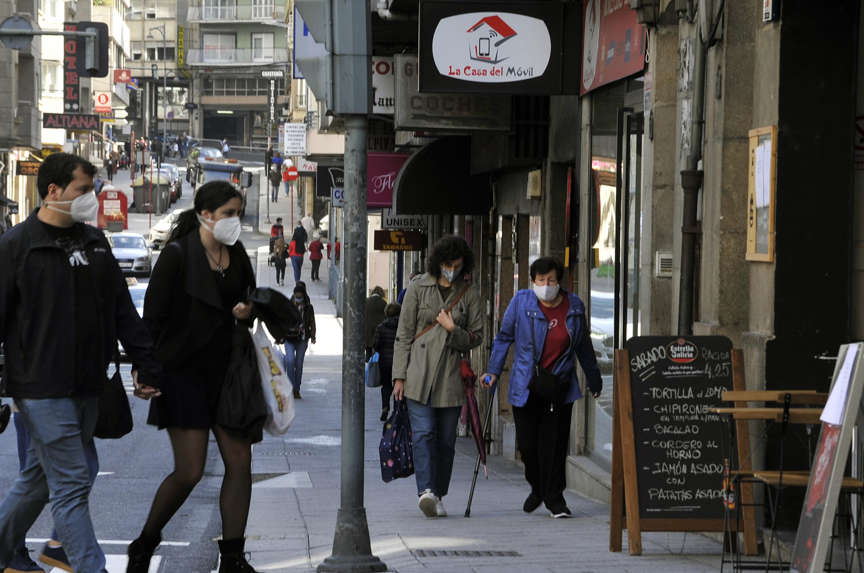 Vecinos de Ourense caminan por una de las calles del barrio de O Couto. EP