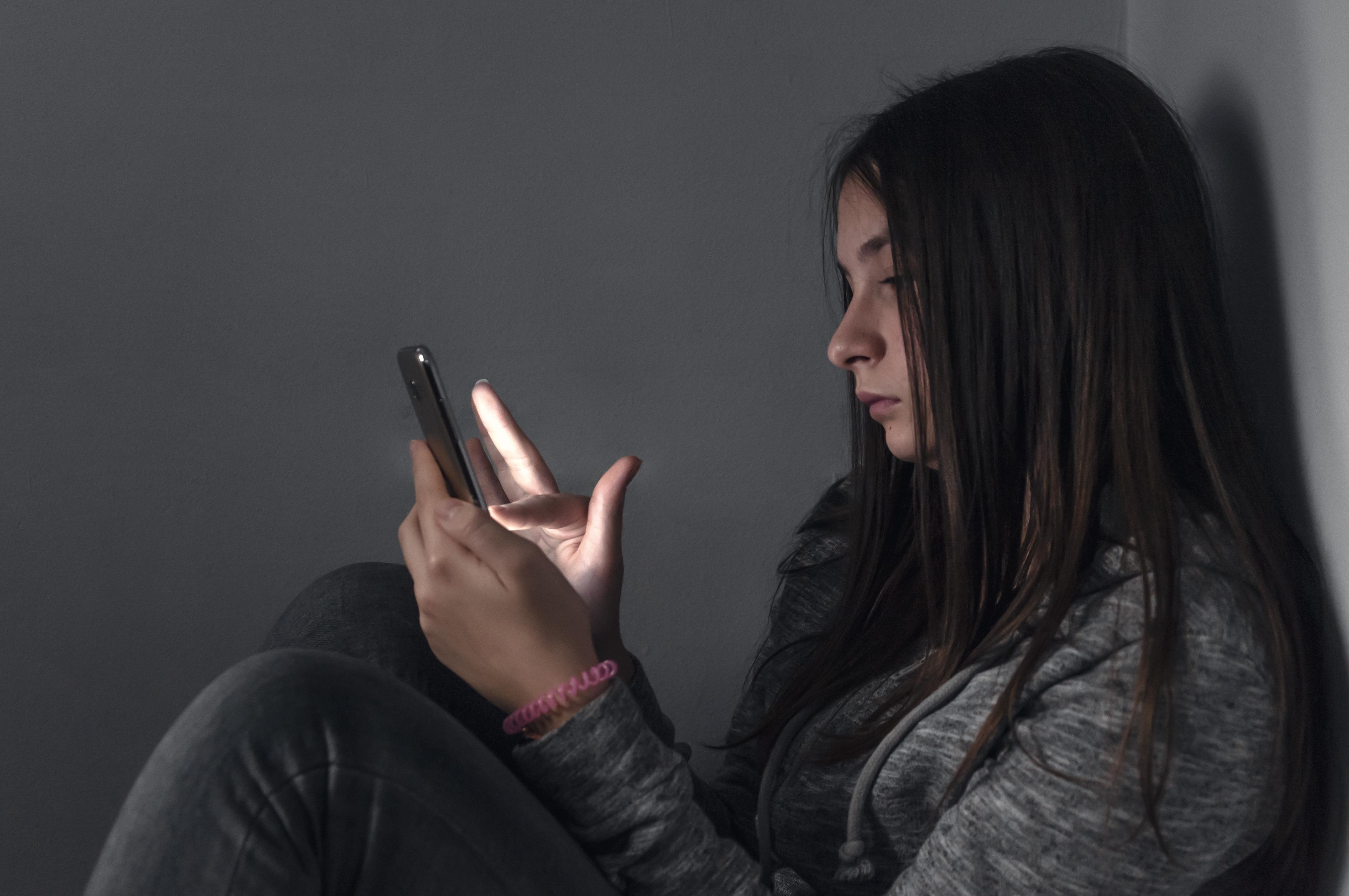 Las jóvenes están abandonando las redes sociales para evitar el acoso