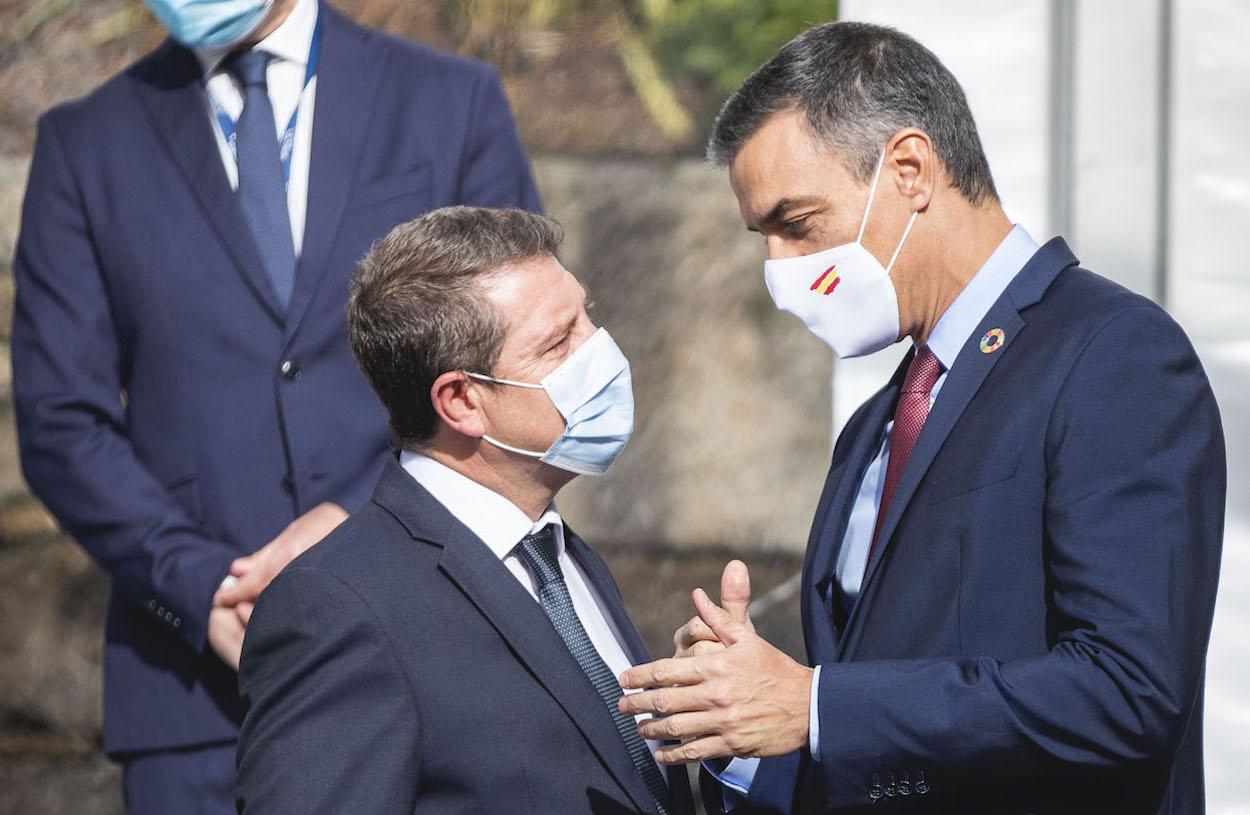 El presidente del Gobierno, Pedro Sánchez  mantiene una conversación con el presidente de Castilla La Mancha, Emiliano García Page, durante el acto de clausura del II Foro La Toja Vínculo Atlántico