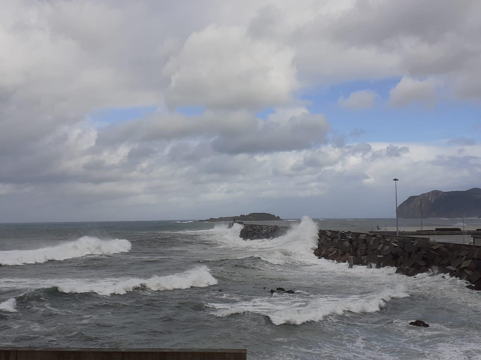 Oleaje en Bermeo (Bizkaia)