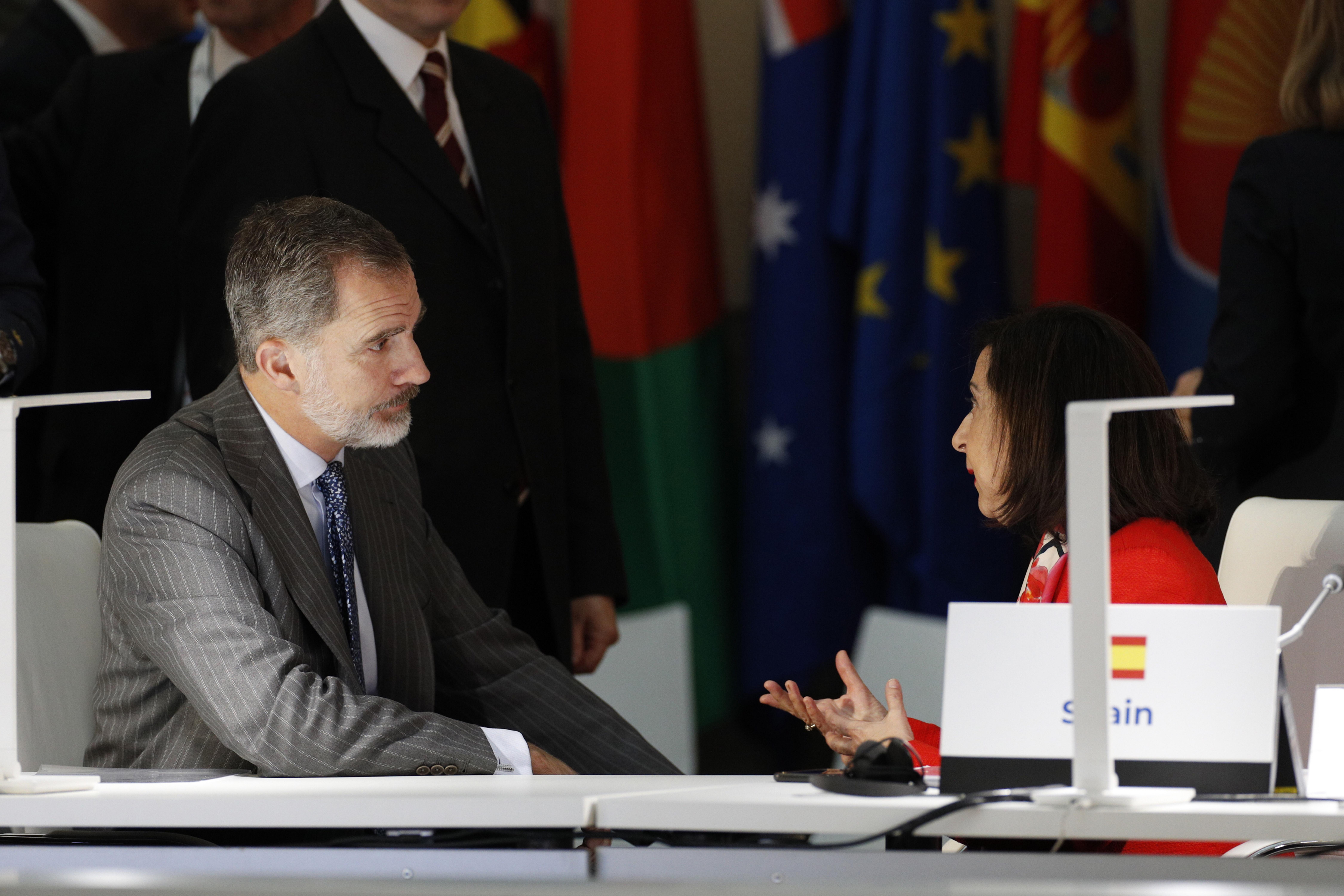 Felipe VI mantiene una conversación con Margarita Robles durante la inauguración de la XIV reunión de ministros de Asuntos Exteriores del Foro de diálogo ASEM. EP