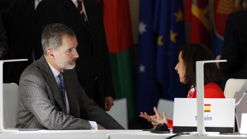 Felipe VI mantiene una conversación con Margarita Robles durante la inauguración de la XIV reunión de ministros de Asuntos Exteriores del Foro de diálogo ASEM. EP
