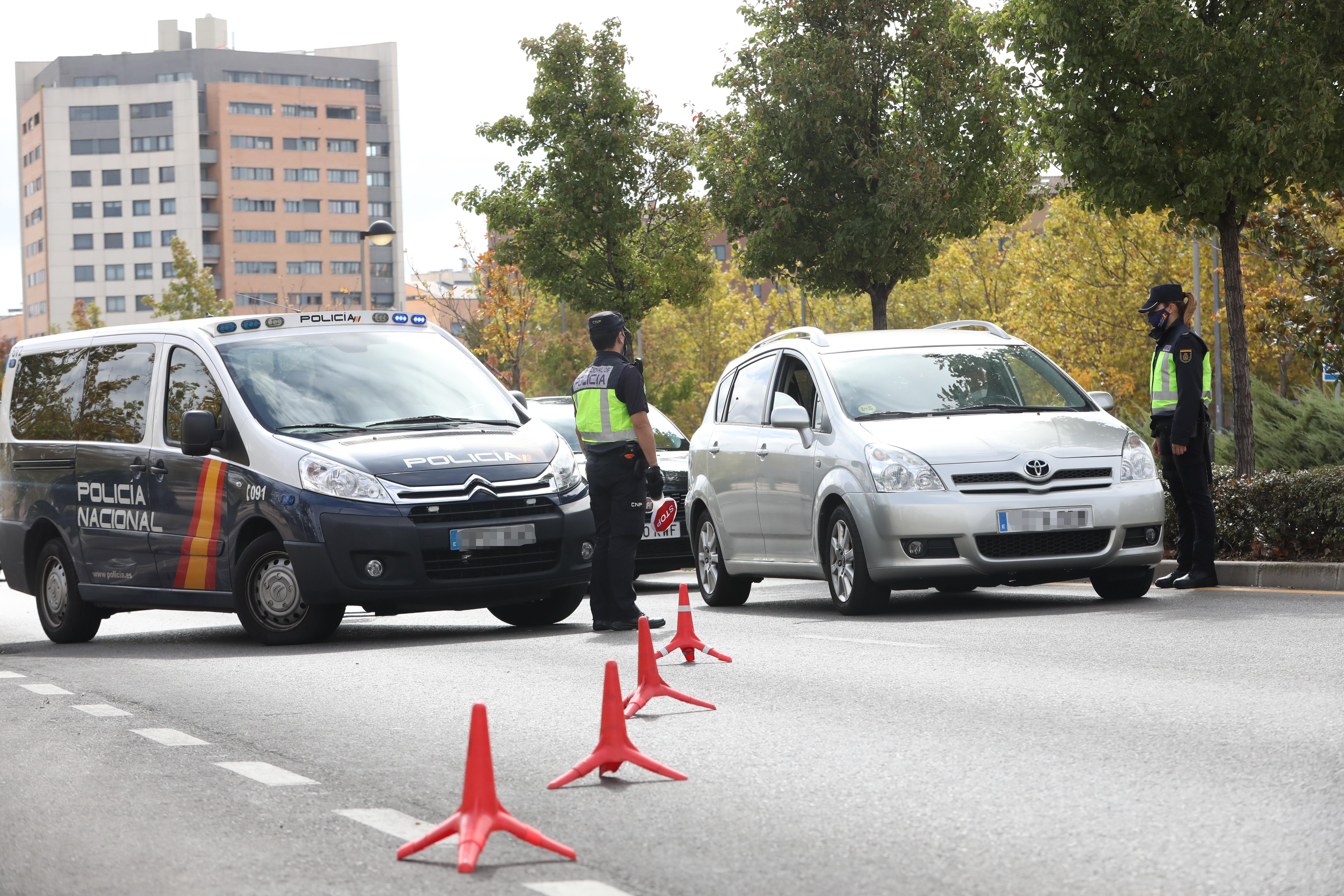 Agentes de la Policía Nacional realizan un control policial en el segundo día de entrada en vigor de las nuevas restricciones de movilidad en el municipio madrileño de Alcorcón