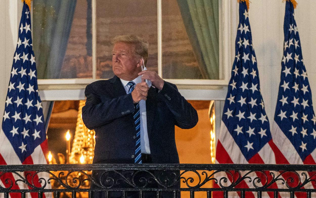 El presidente de Estados Unidos, Donald Trump, se retira la mascarilla al regresar a la Casa Blanca tras tres noches ingresado por haber dado positivo por coronavirus.