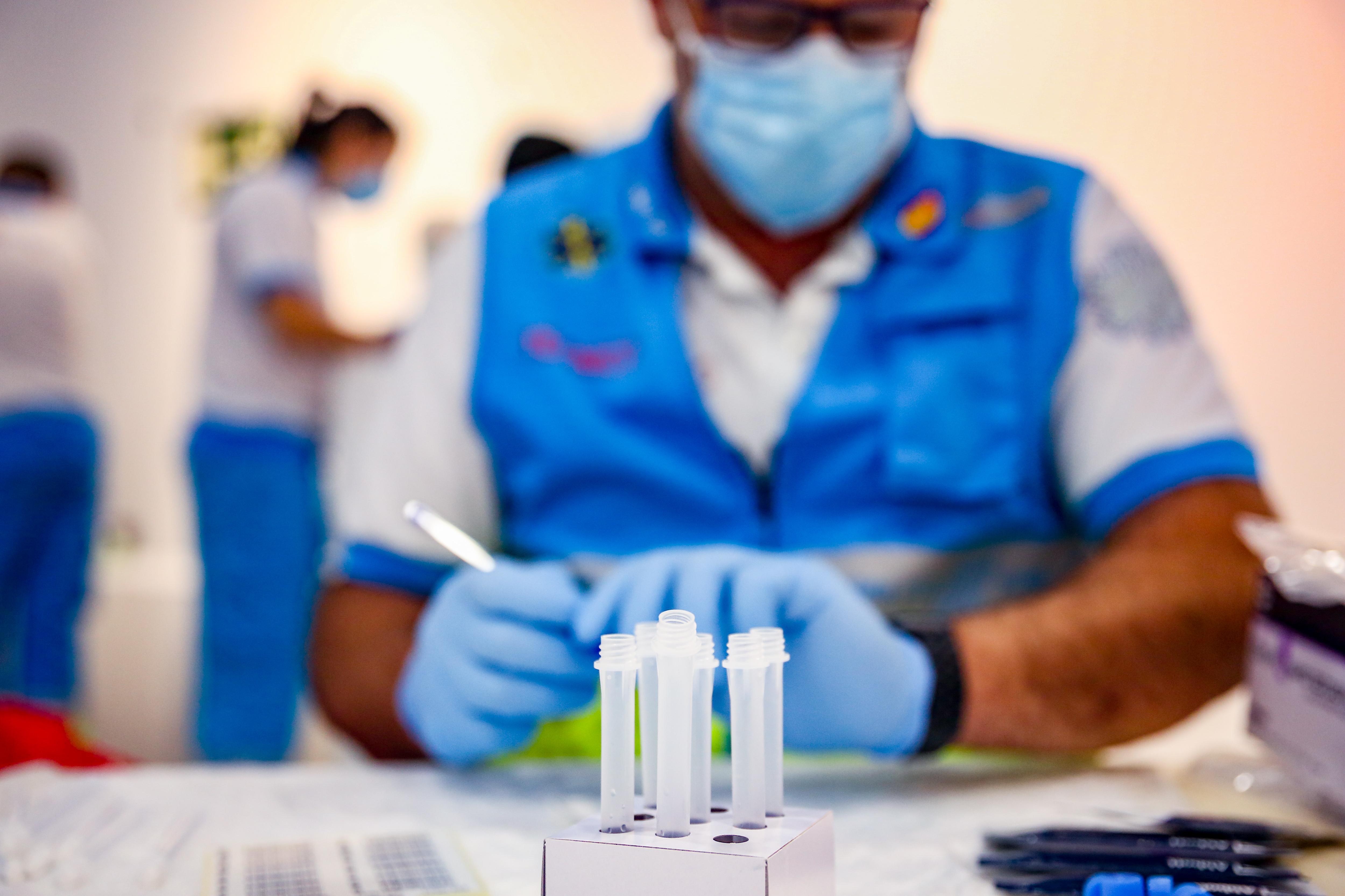 Material sanitario para la realización de test de antígenos, en el Centro Cultural Lope de Vega, en la Zona Básica de Salud (ZBS) de Puente de Vallecas / EP
