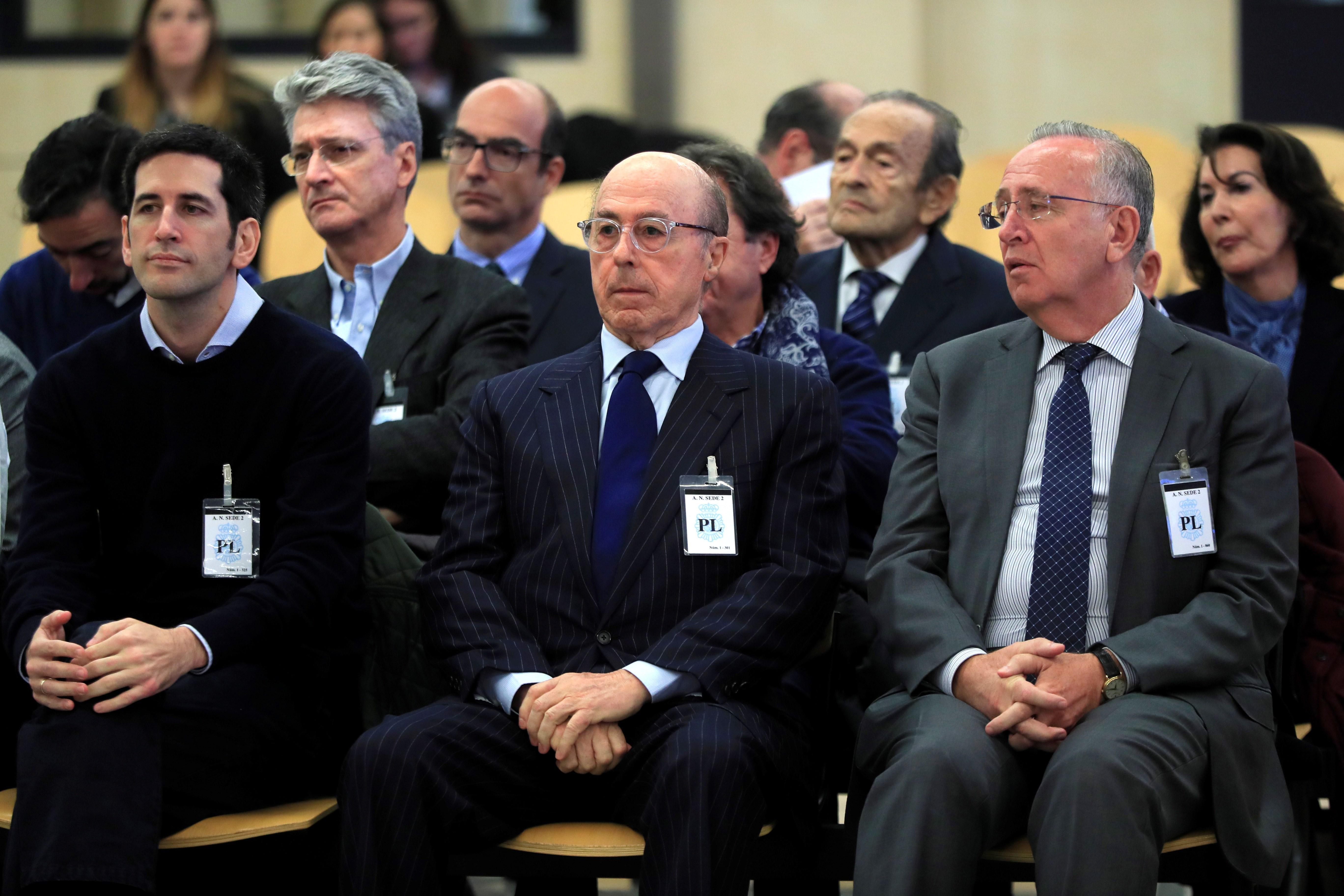 El antiguo presidente del grupo Pescanova Manuel Fernández de Sousa (d), junto a los máximos responsables de la empresa entre 2009 y 2013 en el juicio celebrado en diciembre. Europa Press