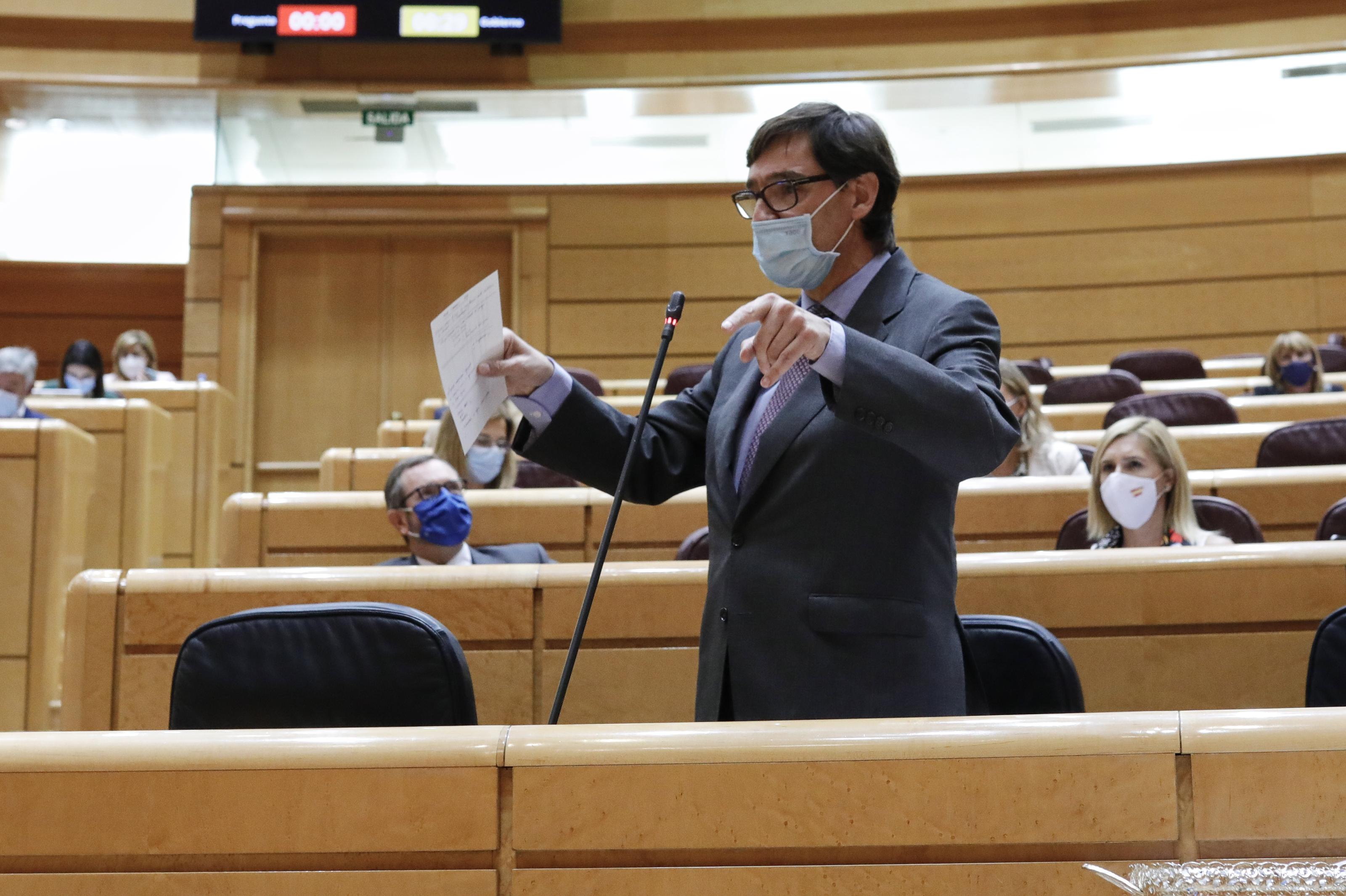 El ministro de Sanidad, Salvador Illa, interviene durante una sesión de control al Gobierno en la Cámara Alta