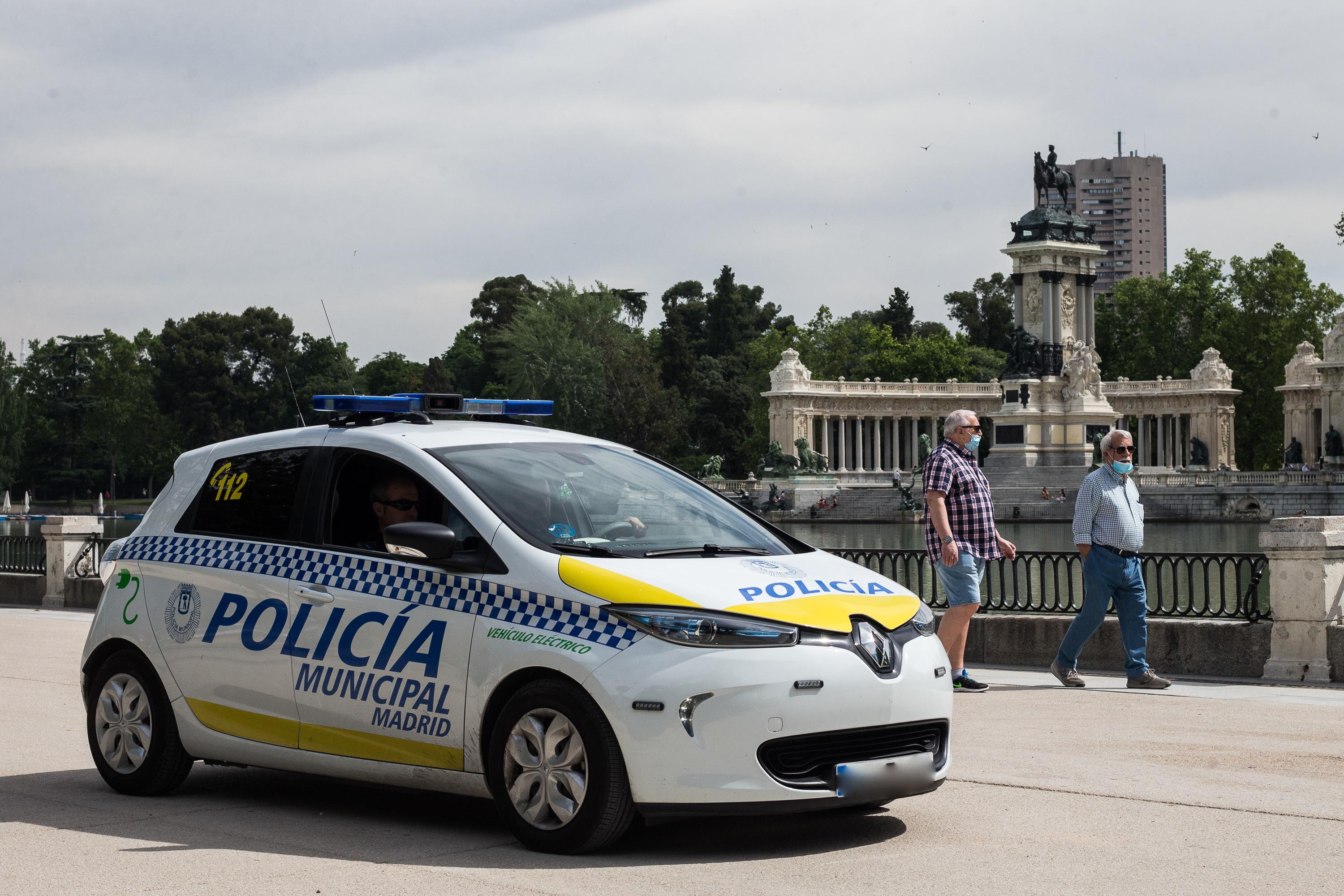  Un coche de la Policía Municipal patrulla por el Parque de El Retiro. EP.