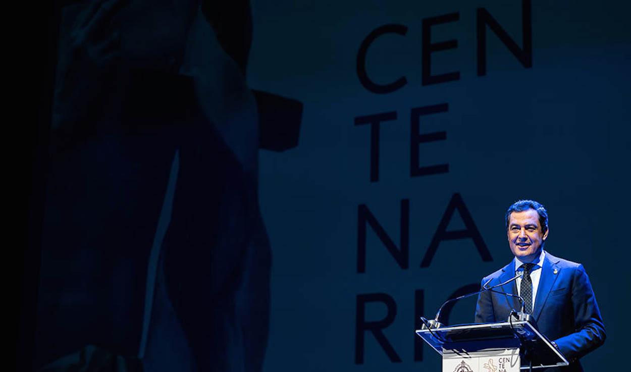 El presidente Juan Manuel Moreno, anoche en Sevilla en un acto con las cofradías.