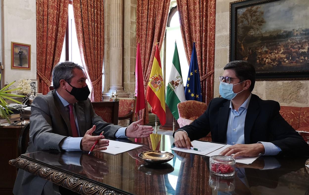 Reunión ayer entre el alcalde de Sevilla, Juan Espadas, y el portavoz de Cs, Álvaro Pimentel.