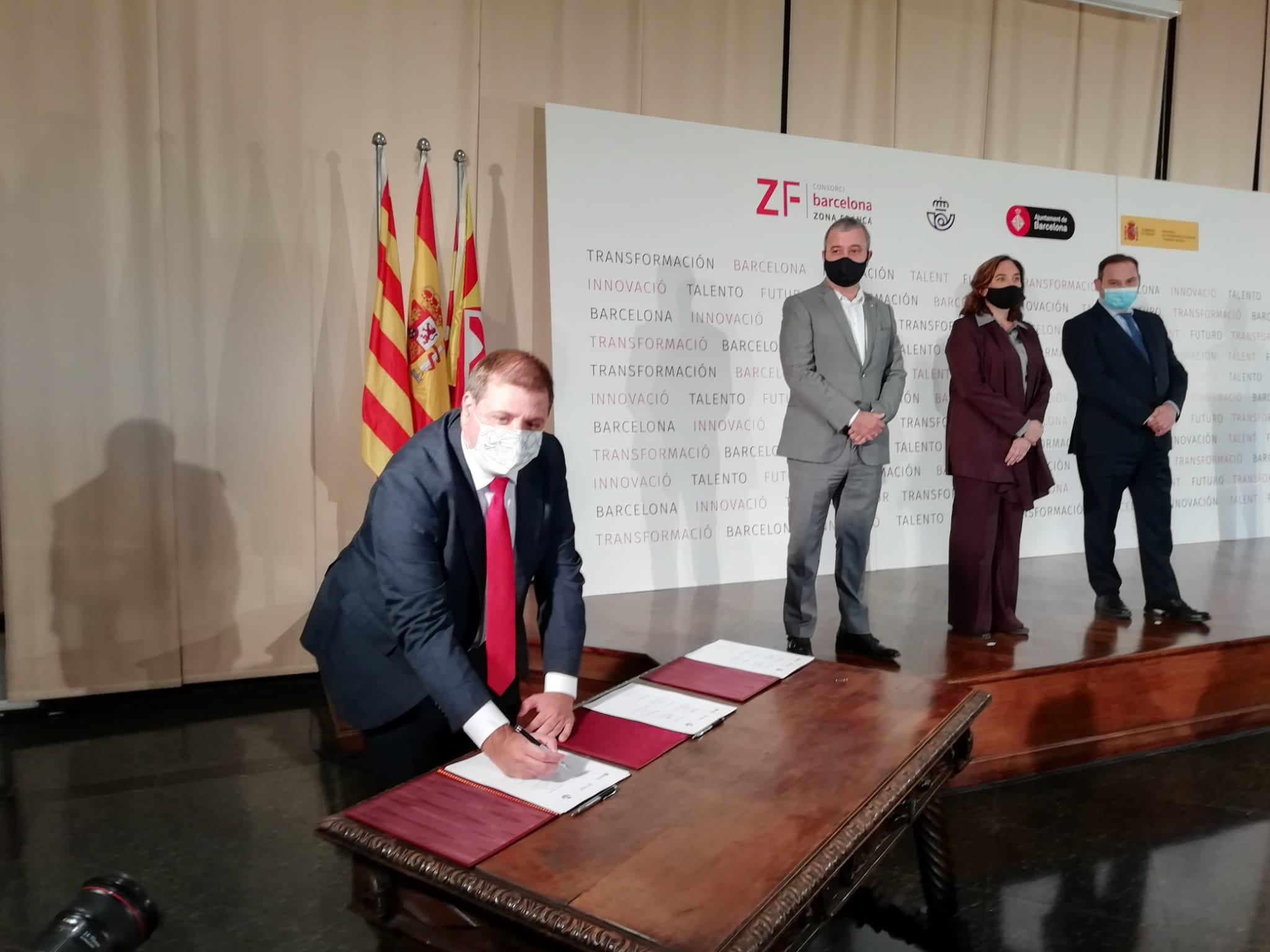 Momento de la firma entre Correos, el Ayuntamiento de Barcelona y el Consorci de la Zona Franca
