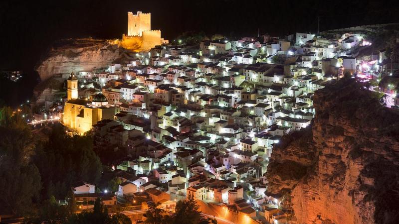 El Castillo de Alcalá del Júcar, en Albacete, es un ejemplo de la arquitectura islámica, con un torreón pentagonal y dos pequeñas torres de planta circular.