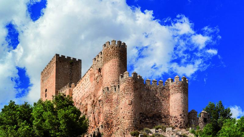 El Castillo de Almansa, declarado Monumento Histórico-Artístico Nacional, se eleva majestuoso sobre el escarpado cerro del Águila