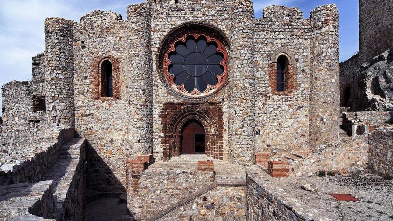 Fachada principal de la iglesia del Castillo de Calatrava, en Aldea del Rey. Es de estilo cisterciense con un gran rosetón 