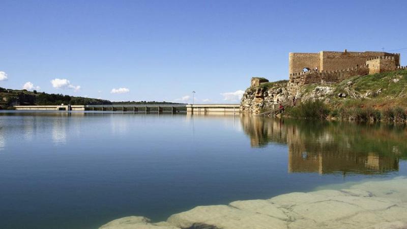 En el entorno del Castillo de Peñarroya, en Argamasilla de Alba, está uno de los parajes más extraordinarios de Castilla-La Mancha, el Parque Natural de las Lagunas de Ruidera