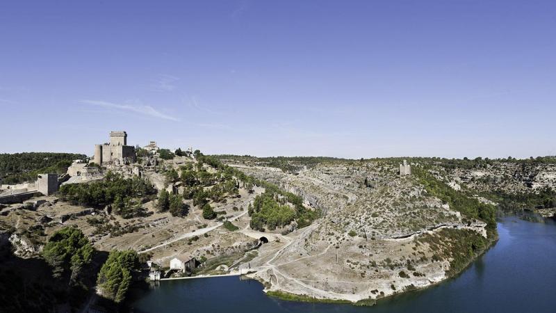 El Castillo de Alarcón, convertido en un Parador Nacional, está ubicado en un meandro del río Júcar y en tiempos vivió el Infante don Juan Manuel, autor 'Los cuentos del Conde Lucanor'