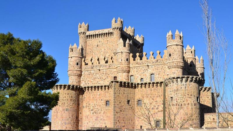 Felipe el Hermoso y Juana la Loca, el Cardenal Cisneros, Carlos V y la Princesa de Éboli –en calidad de prisionera por orden de Felipe II-, fueron algunos de los ilustres habitantes del Castillo de Guadamur (s. XV), de inspiración italiana