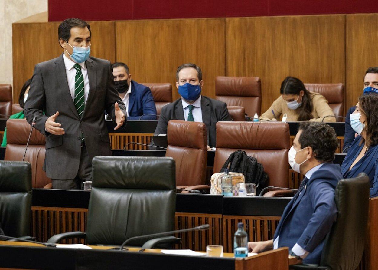 El portavoz popular José Antonio Nieto, dirigiéndose al presidente Juan Manuel Moreno.