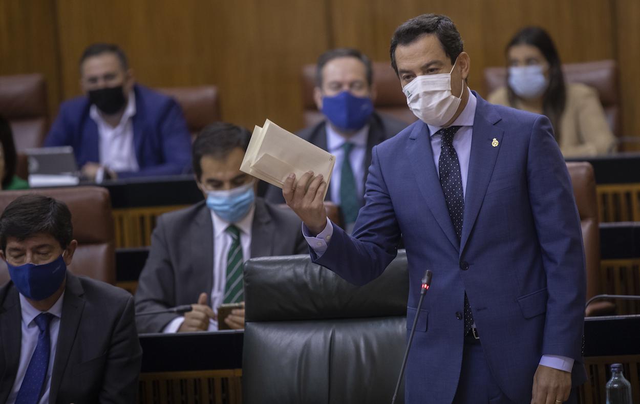 El presidente de la Junta respondiendo a las preguntas en la sesión de control. MARÍA JOSÉ LÓPEZ/EP